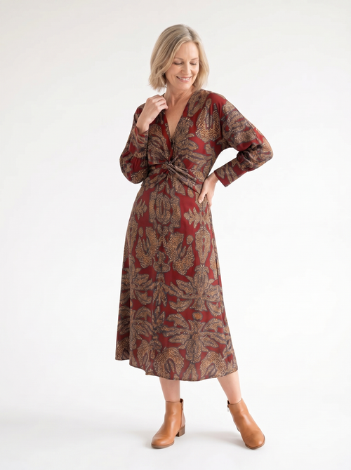 Elegante bruiloft gast jurk op model groen