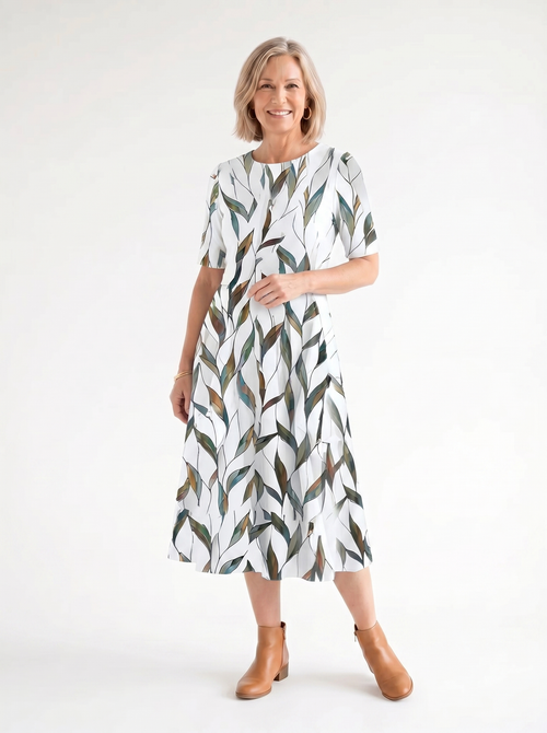 Elegante Karelieth jurk in verschillende kleuren lifestyle foto